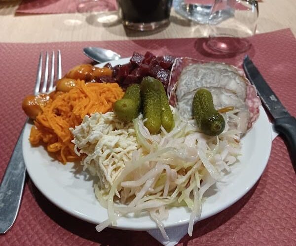 Restaurant la Pile D’assiettes à Issé, France