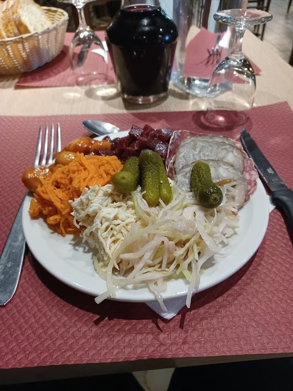 Restaurant la Pile D’assiettes à Issé, France