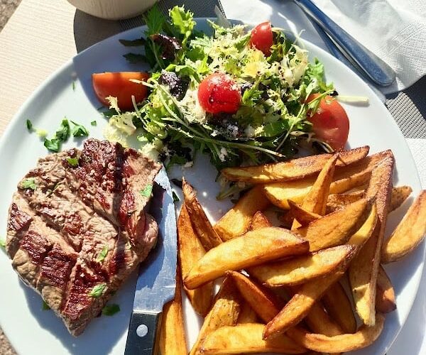 La Plage Seaside Restaurant à Cagnes-sur-Mer, France