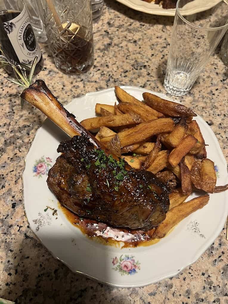 La Salle – restaurant & brocante à Hyères, France