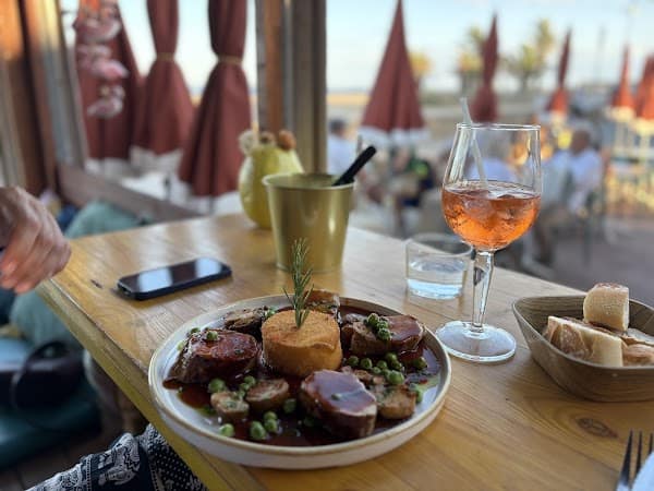 Restaurant L’Abri-Cotier à Hyères, France