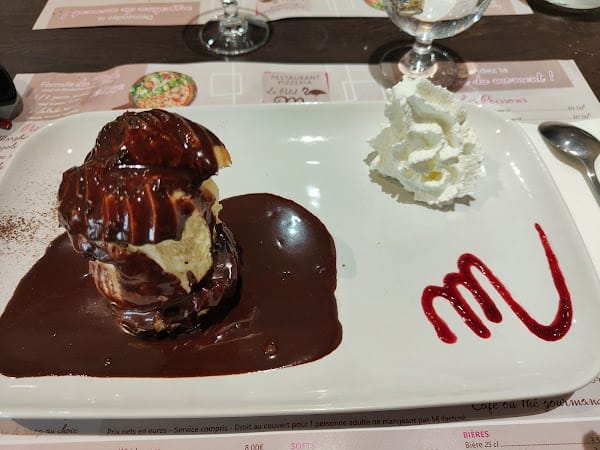 Le petit M – restaurant pizzeria à Aigues-Mortes, France