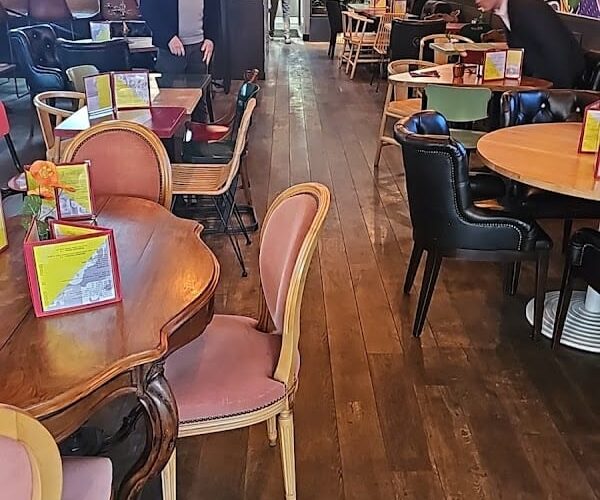 Restaurant Le Zinc Café à Poissy, France