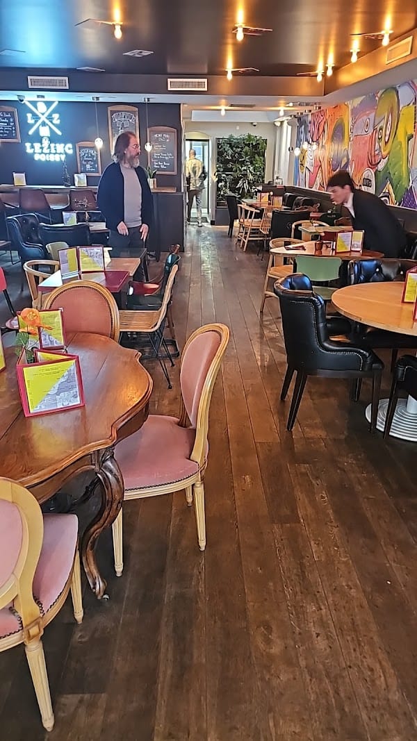 Restaurant Le Zinc Café à Poissy, France