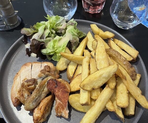 Restaurant Le Zinc Café à Poissy, France