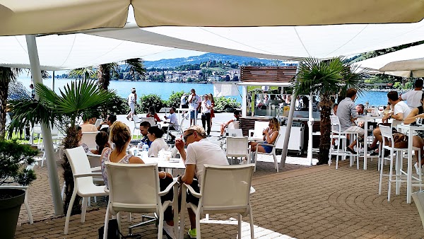 Restaurant Les Voiles de La Rouvenaz (en été) à Montreux, Suisse