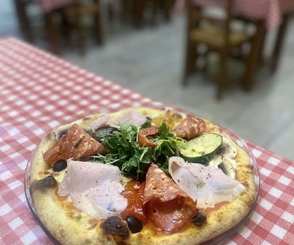 l’Ostello restaurant pizzeria à Bessan, France