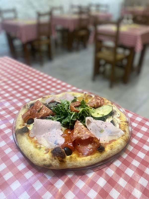 l’Ostello restaurant pizzeria à Bessan, France