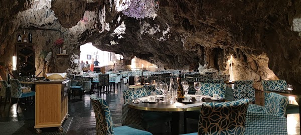 Restaurant La Grotte à Trans-en-Provence, France