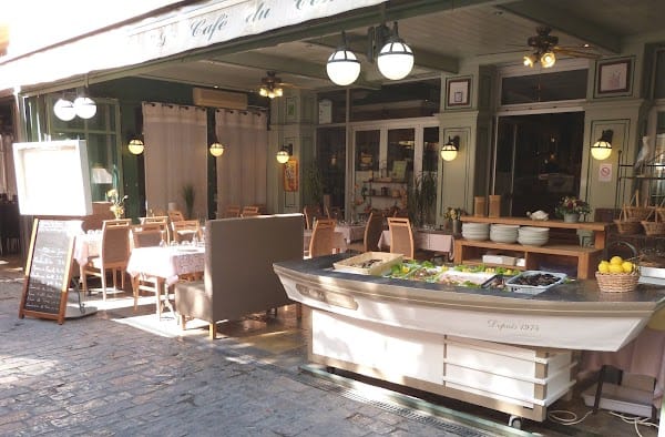 Restaurant Le Café Du Commerce à Aigues-Mortes, France
