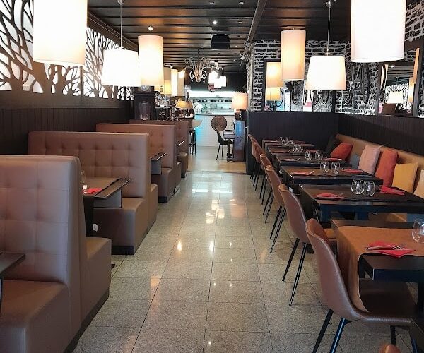 Restaurant rouge en beuf à Bastogne, Belgique