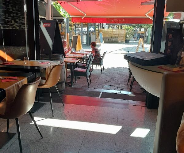 Restaurant rouge en beuf à Bastogne, Belgique