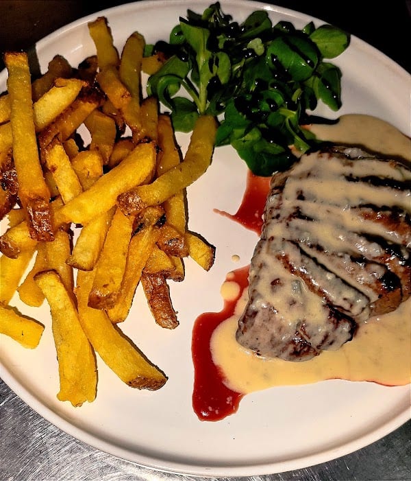 Restaurant Au Petit Temple à Le Temple, France