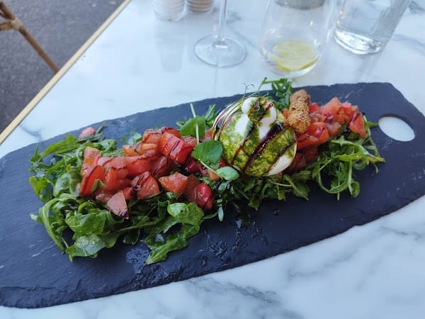 Restaurant Café Saint-Pierre à Maubec, France