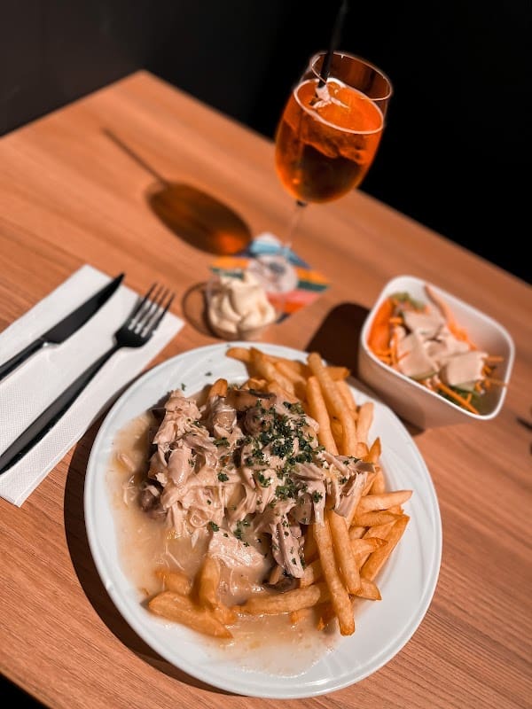 Restaurant Chez Roger, Friterie et plats belges à Ciney, Belgique