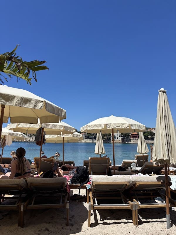 Karma Beach Bandol – Plage privée, Restaurant à Bandol, France