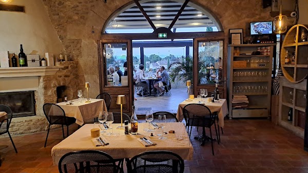Restaurant LA BERGERIE à Maubec, France
