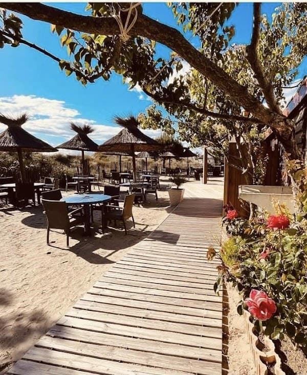 Restaurant La Guinguette des Pieds Nus à Le Grau-du-Roi, France