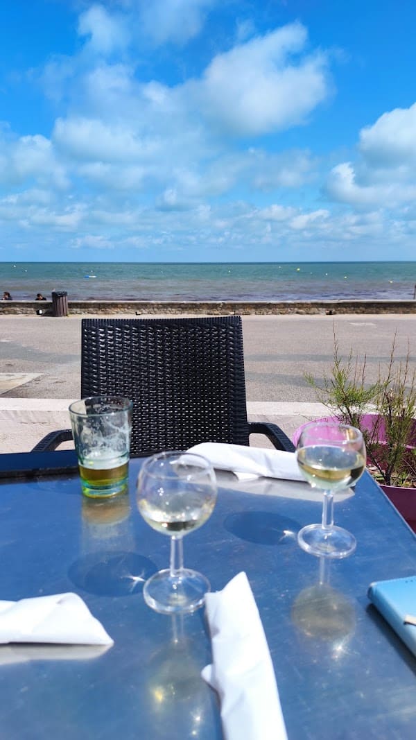 Restaurant L’Abri Côtier à Lion-sur-Mer, France