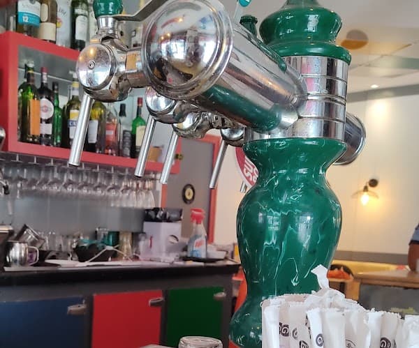 Restaurant Le Carlades à Pantin, France