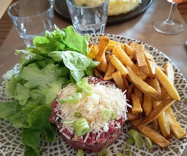 Restaurant Le Cheval Blanc à Saint-Ciers-du-Taillon, France