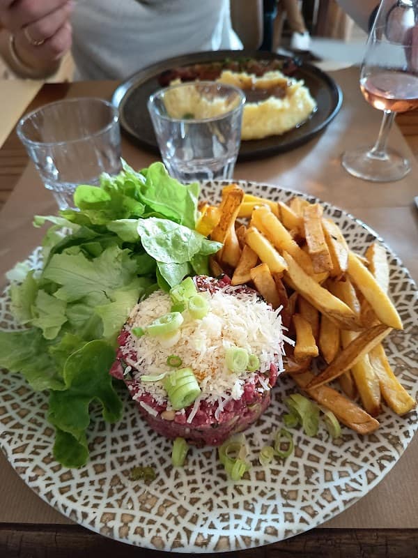 Restaurant Le Cheval Blanc à Saint-Ciers-du-Taillon, France