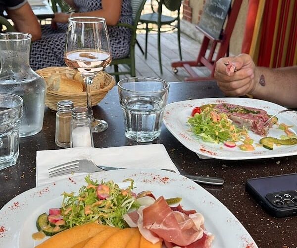 Restaurant Le Vieux Tilleul à Villeneuve-sur-Yonne, France