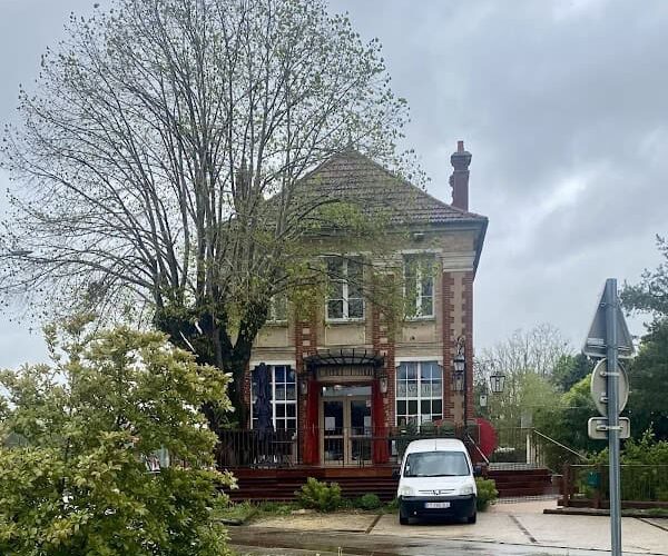 Restaurant Le Vieux Tilleul à Villeneuve-sur-Yonne, France