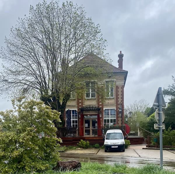 Restaurant Le Vieux Tilleul à Villeneuve-sur-Yonne, France