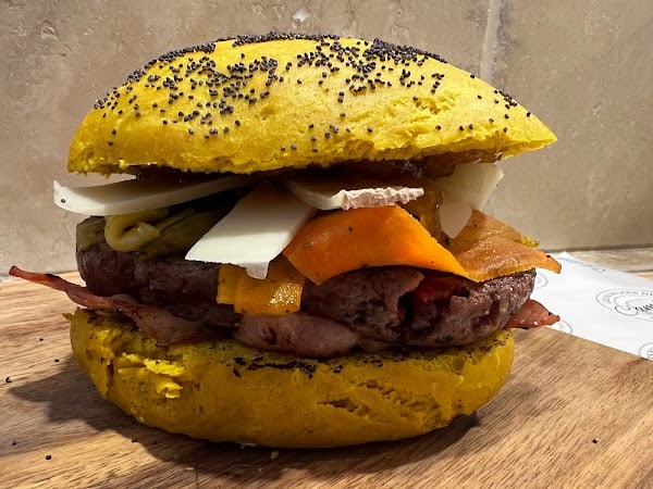 Restaurant Les burgers de camille ( food truck) bar a burgers. tournée en photo à Maubec, France