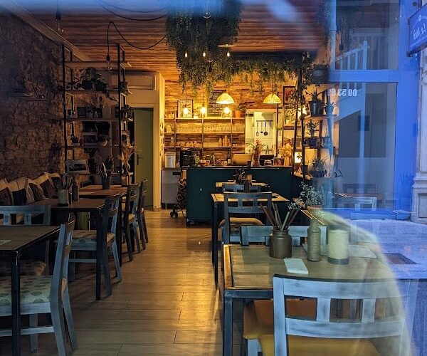 little garden restaurant à Saint-Étienne, France