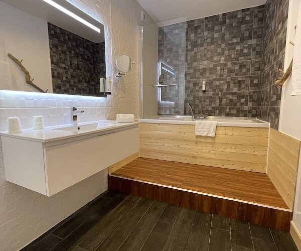 Restaurant Logis Hôtel de l’Ecu Rest. de la Seugne à Jonzac, France