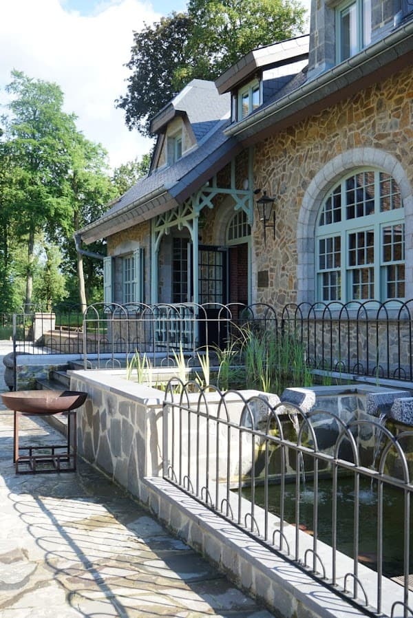 Restaurant de l’Auberge du Château de Leignon par Isabelle Arpin , chambres d’hôtes et gîtes à Ciney, Belgique