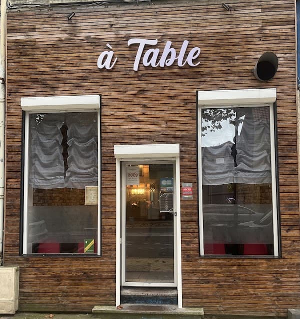 Restaurant A table à Calais, France