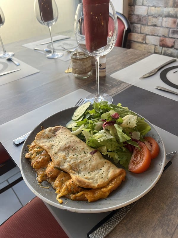 Restaurant A table à Calais, France