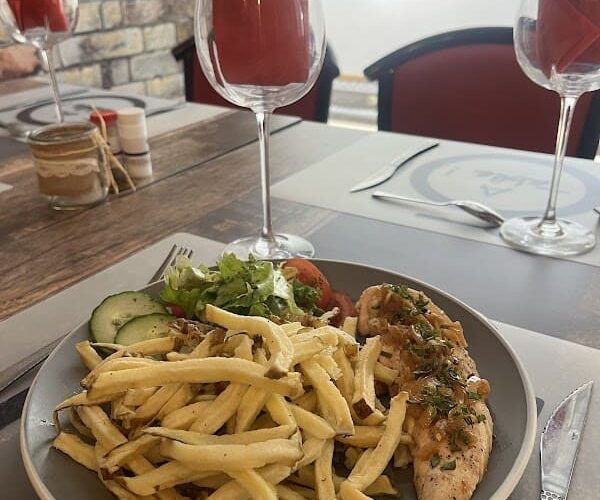 Restaurant A table à Calais, France