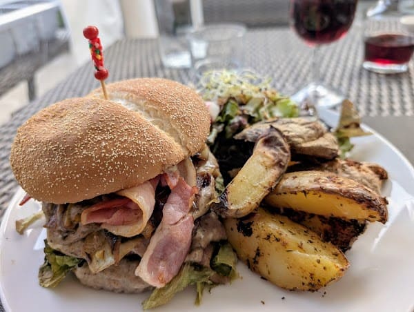 Restaurant Around the Pressoir à Tonnerre, France