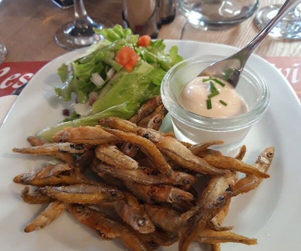 Au restaurant de la rivière à Gurgy, France