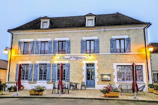 Au restaurant de la rivière à Gurgy, France