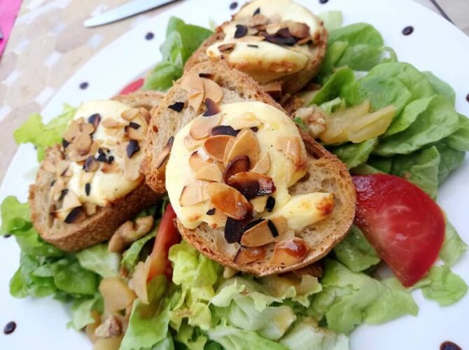 Restaurant AUX SARRAZINES DU FAUBOURG à Lauzerte, France