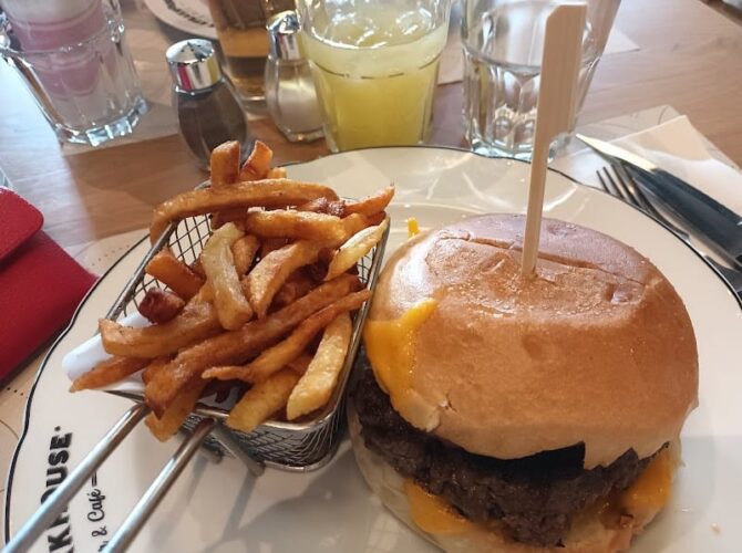 Restaurant Bouillon Colette à Villefontaine, France