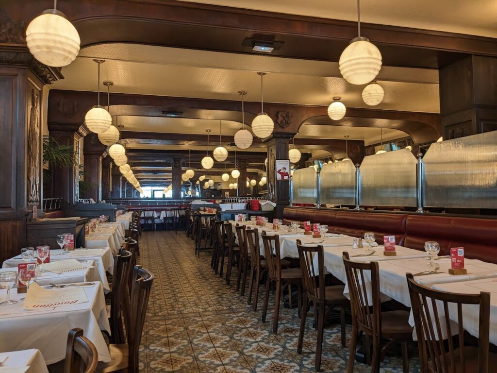 Restaurant Bouillon République à Paris, France