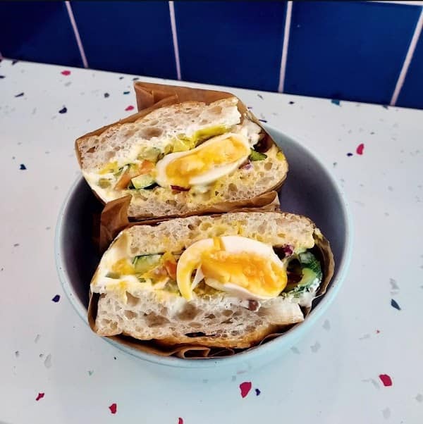 Restaurant Butin : Sandwichs cuisinés – Épicerie sourcée – Vins vivants – Boutique à Bourg-en-Bresse, France