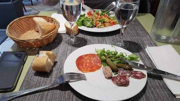 Cafe de la mairie Restaurant ouvert tous les midis du lundi au vendredi à Les Loges-en-Josas, France