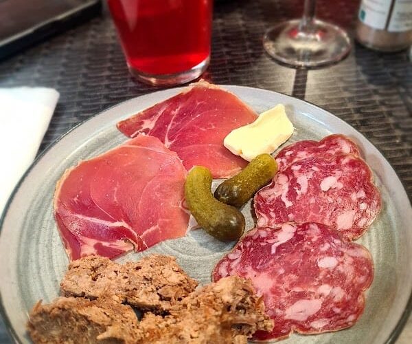 Cafe de la mairie Restaurant ouvert tous les midis du lundi au vendredi à Les Loges-en-Josas, France