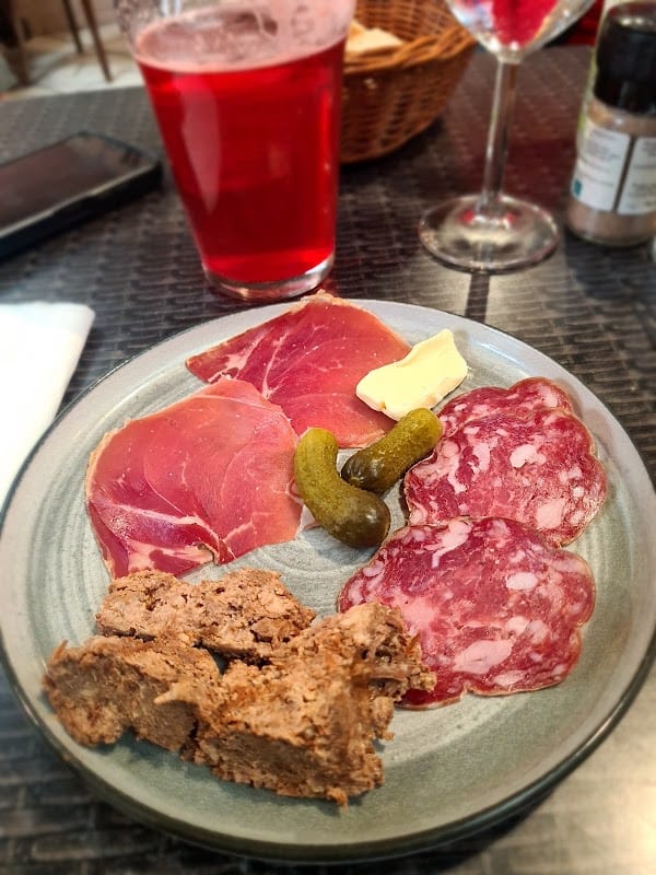 Cafe de la mairie Restaurant ouvert tous les midis du lundi au vendredi à Les Loges-en-Josas, France