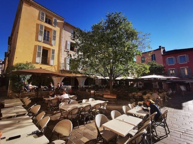 Restaurant Café des Arcades à Valbonne, France