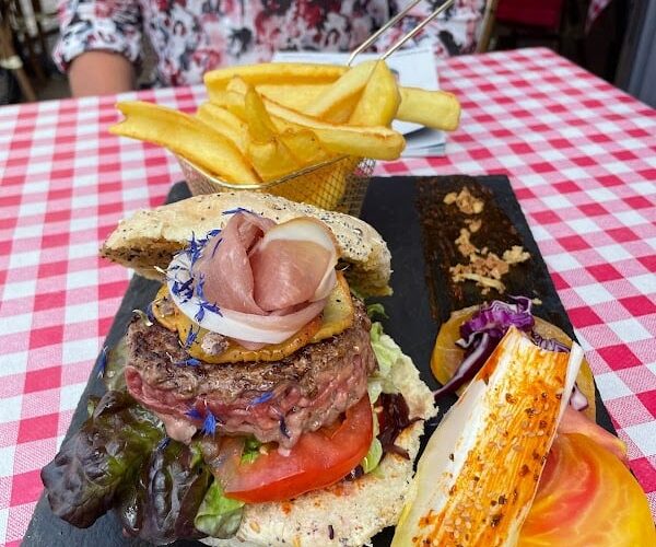 Restaurant CAFÉ DES TOURS à Sainte-Suzanne-et-Chammes, France