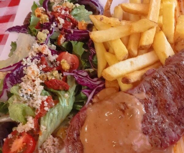 Restaurant CAFÉ DES TOURS à Sainte-Suzanne-et-Chammes, France