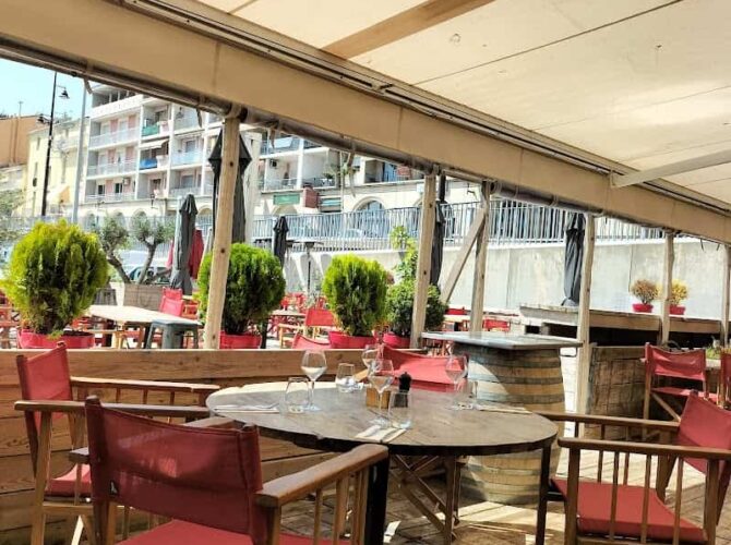 Restaurant coquillages et crustacés à Sète, France